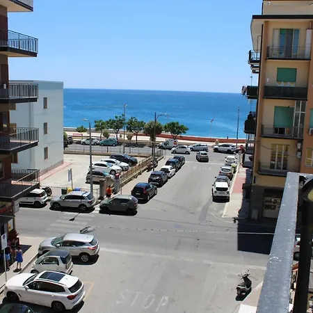 公寓 Appartamento A 100 Metri Dalla Spiaggia Con Ampia Terrazza Vista Mare *